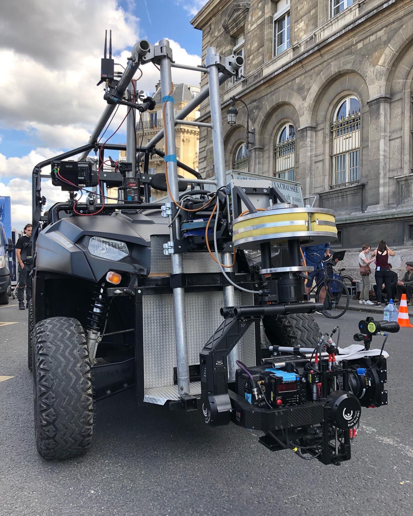 Galerie des configs On set. Paris Police 1900. Real #juliendespaux DOP @brechtgoyvaerts @jimmybourcier quad électrique de chez Gilles Conseil @motoquadtravelling avec un StabOne Mk2. #accessmotion #stabonemk2 #stabonemark2 #stabone #alexamini #angenieuxoptimo #anamorphiclenses #polaris #griprigs #remotehead