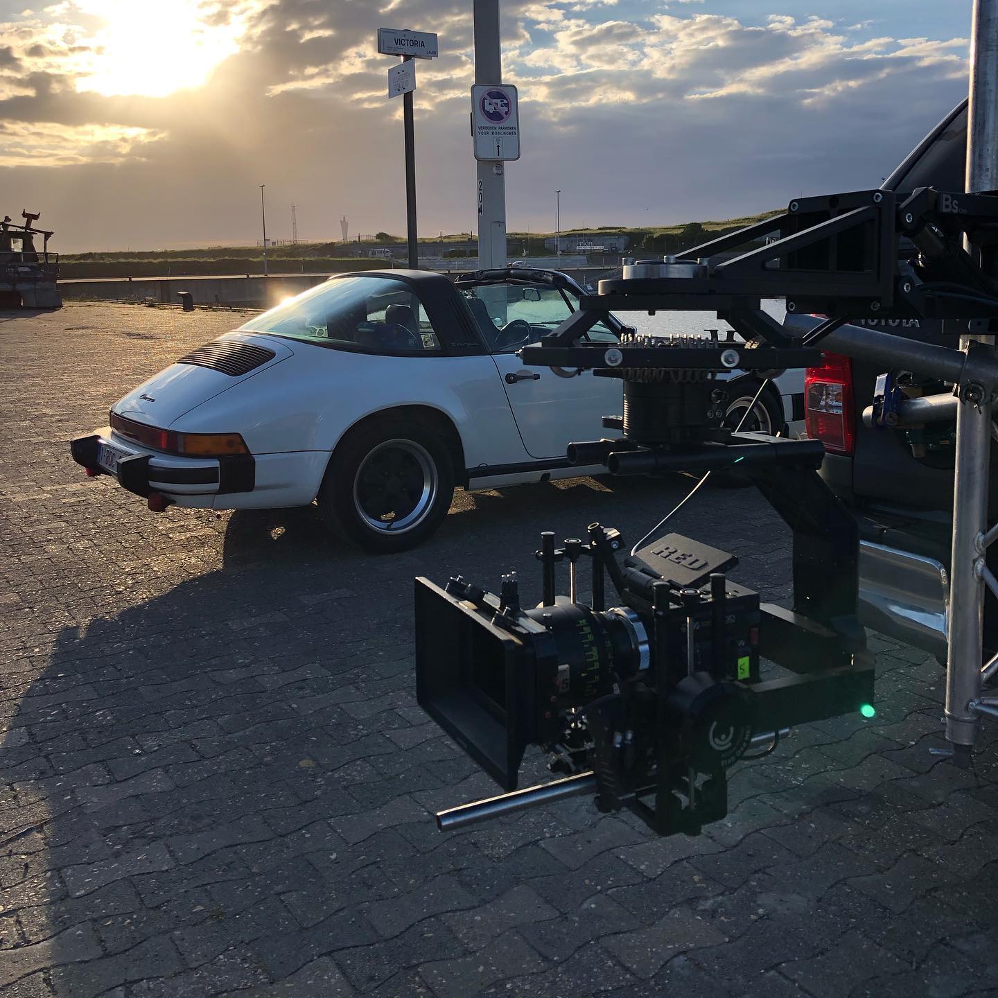 Galerie des configs With Porsche for Porsche. La team @pierrepironet @benjaminspeyer #accessmotion #stabonemark2 #stabonemk2 #hawkanamorphic #redcameras #porsches #gyrostabilized